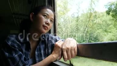 4K. 亚洲妇女乘<strong>火车</strong>旅行，从<strong>火车</strong>窗口看<strong>火车</strong>从曼谷开始，去泰国的Kanchanaburi。